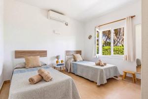 a bedroom with two beds and a window at Villa Camomila Tomas by Villa Plus in Santo Tomás +20 photos
