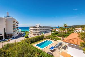 an aerial view of a resort with a swimming pool and the ocean at Villa Camomila Tomas by Villa Plus in Santo Tomás