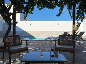 two chairs and a table with a drink on a table at Casa Mara in La Herrería