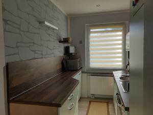 a kitchen with a wooden counter top and a window at Euer Ferienheim in Senftenberg