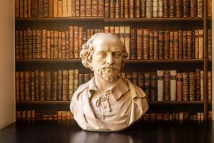 a bust of a man in front of a book shelf at Vintage 2-bed flat with free parking in Measham in Measham