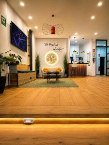a lobby with a table in the middle of a room at Capsule Inn Madrid in Madrid