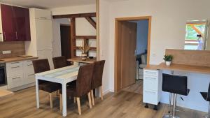 a kitchen and dining room with a table and chairs at Ferienwohnung Regina in Undenheim