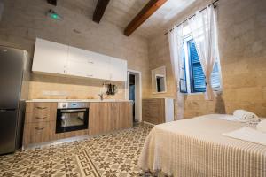 una cucina con letto e piano cottura forno superiore di Casa Lapira a La Valletta