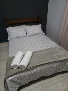 a bed with two pillows on top of it at Casa Mirante da Lua in Cavalcante