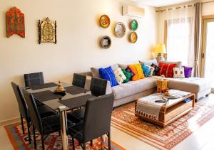 a living room with a couch and a table at Hara Appart Luxe famille uniquement in Saïdia