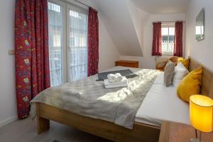 a bedroom with a large bed with towels on it at Reethaus Boddenblick in Alt Reddevitz - Wohnung 4 in Mariendorf