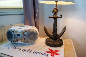 a cake with a camera and a lamp on a table at Reethaus Boddenblick in Alt Reddevitz - Wohnung 4 in Mariendorf