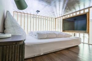 a large bed in a room with a tv at Villa Weitmar - Apartments und Private Spa in Bochum