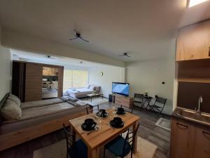 ein Wohnzimmer mit Sofa und Tisch in der Unterkunft Apartment Maliva in Weliko Tarnowo