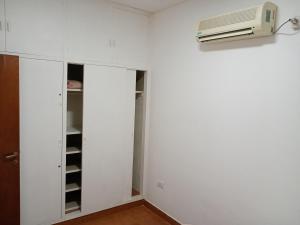 a room with a white wall and a fan at Lindo recuerdos in Posadas