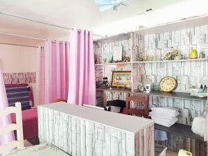 ภาพในคลังภาพของ Cherry Travellers Inn ในSampong