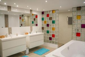 a bathroom with two sinks and a tub and a shower at IDDup Atrium in Oreye
