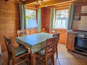 a dining room with a table and chairs in a cabin at Zinnowitz, Haus Jörn in Zinnowitz