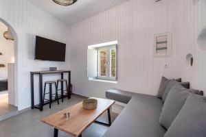 ein Wohnzimmer mit Sofa und Tisch in der Unterkunft Næxon in Vívlos