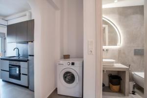 eine Küche mit einer Waschmaschine im Badezimmer in der Unterkunft Næxon in Vívlos + 38 Fotos
