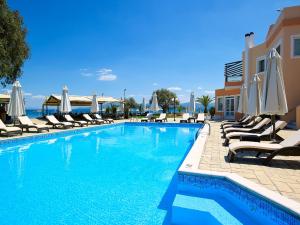 Bazén v ubytování Avantis Suites Hotel nebo v jeho okolí