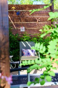 a bench with a colorful pillow sitting on it at Quinta Ivonne in Montemor-o-Velho