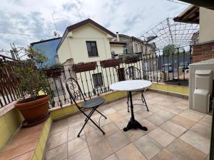 a table and two chairs on a balcony at Ca'del Porto in Marano Lagunare