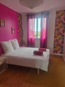 a bedroom with a bed with pink walls and a window at Spacieux T5 confort 9 pers in Angers