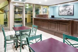 Restoran atau tempat lain untuk makan di Super 8 by Wyndham St. Augustine