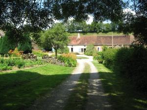 a dirt road in front of a house at La Ferme du Mont in Foissy