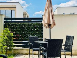 a table and chairs with an umbrella on a patio at Joy City Stay Lavandei 2 in Timişoara