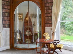 a room with a table and a clock in a window at Foulston Apt- Cv12 in Liskeard