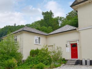 a white house with a red door at Kingfisher Apt - B4866 in Liskeard +12 photos