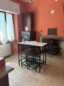 a kitchen with a table and chairs and a stove at B&B Ducato delle Seimiglia in Camaiore