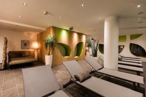 eine Lobby mit Stühlen und einer Couch in einem Zimmer in der Unterkunft Genuss- & Aktivhotel Sonnenburg in Riezlern