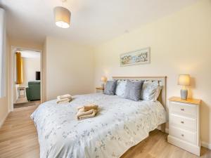 a bedroom with a bed with towels on it at Oaks - Uk47372 in Burgh le Marsh +5 photos