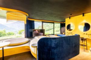ein luxuriöses Badezimmer mit Badewanne und großem Fenster in der Unterkunft Prinz Rudolf Smart Hotel in Meran