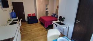 a small room with a bed and a table and chairs at Edificio Paradisíaco,Cochabamba in Cochabamba