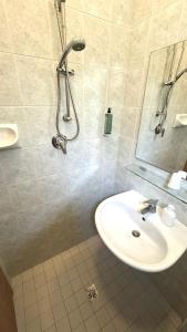 ein Badezimmer mit Waschbecken und Dusche in der Unterkunft Hotel Euromar in Rimini + 22 Fotos