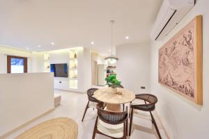 a dining room with a table and chairs at Nodus Tollens Apart in Kaş