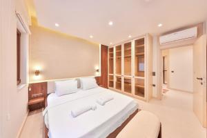 a bedroom with a large white bed in a room at Nodus Tollens Apart in Kaş