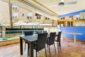 a dining room with a table and chairs at Aguamarina 2 Sunrise in Orihuela