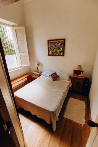 a bedroom with a bed and a window at Casa Om Shanti in Passa Quatro
