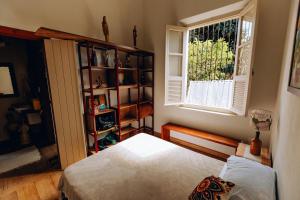 a bedroom with a bed and a window at Casa Om Shanti in Passa Quatro +44 photos