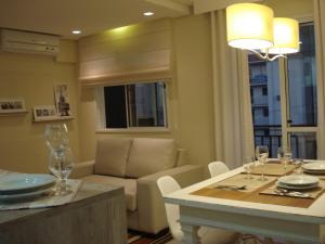 a living room with a couch and a table with wine glasses at Apartamento Aeroporto in Porto Alegre