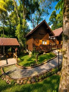 a log cabin in the middle of a yard at Cabanas dos Plátanos in Gramado