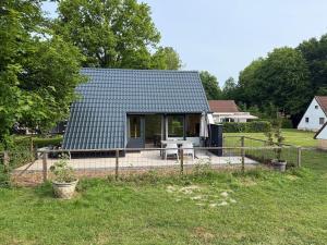a small house with a picnic table in a yard at Vakantiewoning Asteri's Home in Simpelveld