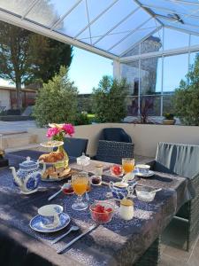 a table with food and drinks on it at Château de Naie in Avon-les-Roches +6 photos