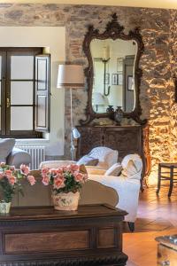 a living room with a couch and a mirror at Agriturismo Morisfarms - Santa Laura in Cura Nuova +20 photos