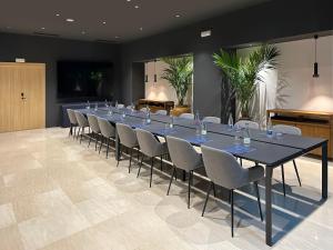 a long table and chairs in a room at SB Madrid Norte in San Sebastián de los Reyes