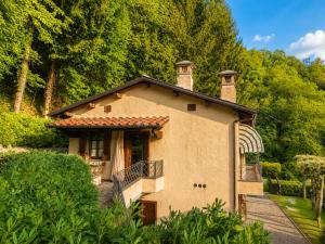 a small house with a balcony in a garden at Villa Marisa in Stazzema