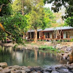 a house with a river in front of it at ลิตเติ้ล แคมป์ ชะอม in Ban Bung Mai +7 photos