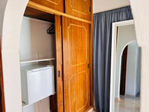 a closet with a wooden door in a room at Villa Madeira in Silves