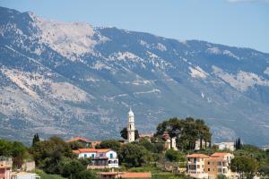 a town with a mountain in the background at Villa Eftychia - Panoramic Sea View in Svoronata